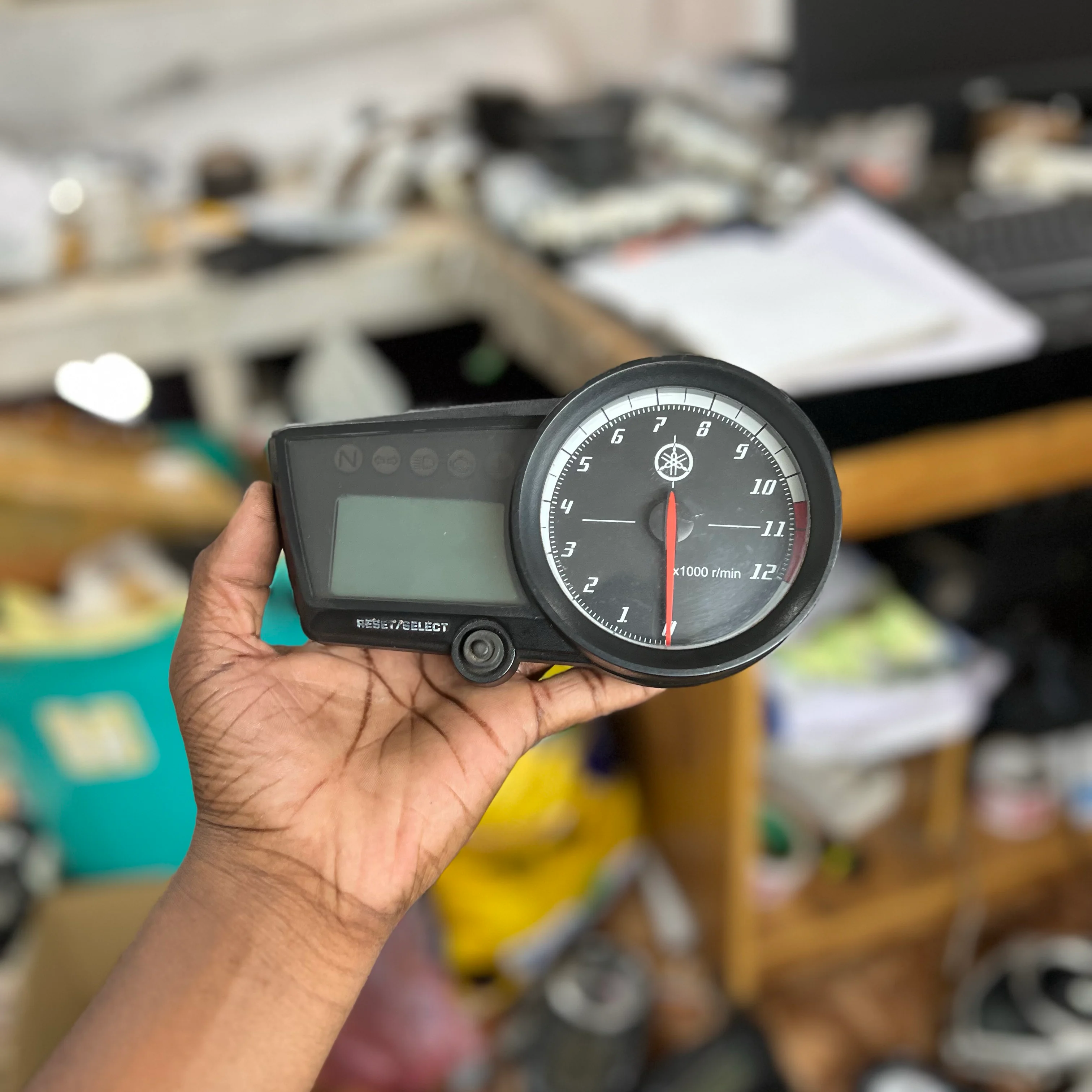 R15 V1 SPEEDOMETER
